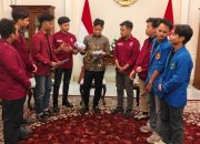 Dialog dengan Mahasiswa Selesai, Gibran Salat Magrib di Masjid Baiturrahman