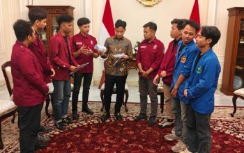 Dialog dengan Mahasiswa Selesai, Gibran Salat Magrib di Masjid Baiturrahman