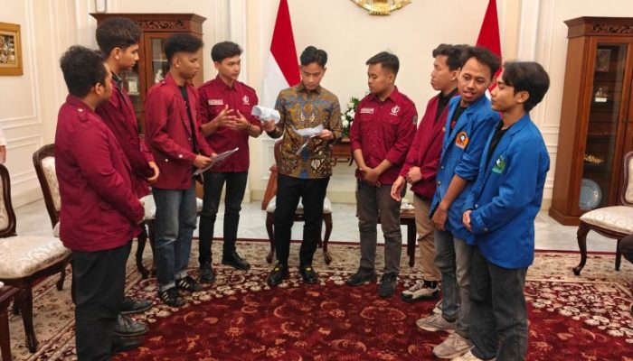 Dialog dengan Mahasiswa Selesai, Gibran Salat Magrib di Masjid Baiturrahman