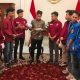 Dialog dengan Mahasiswa Selesai, Gibran Salat Magrib di Masjid Baiturrahman
